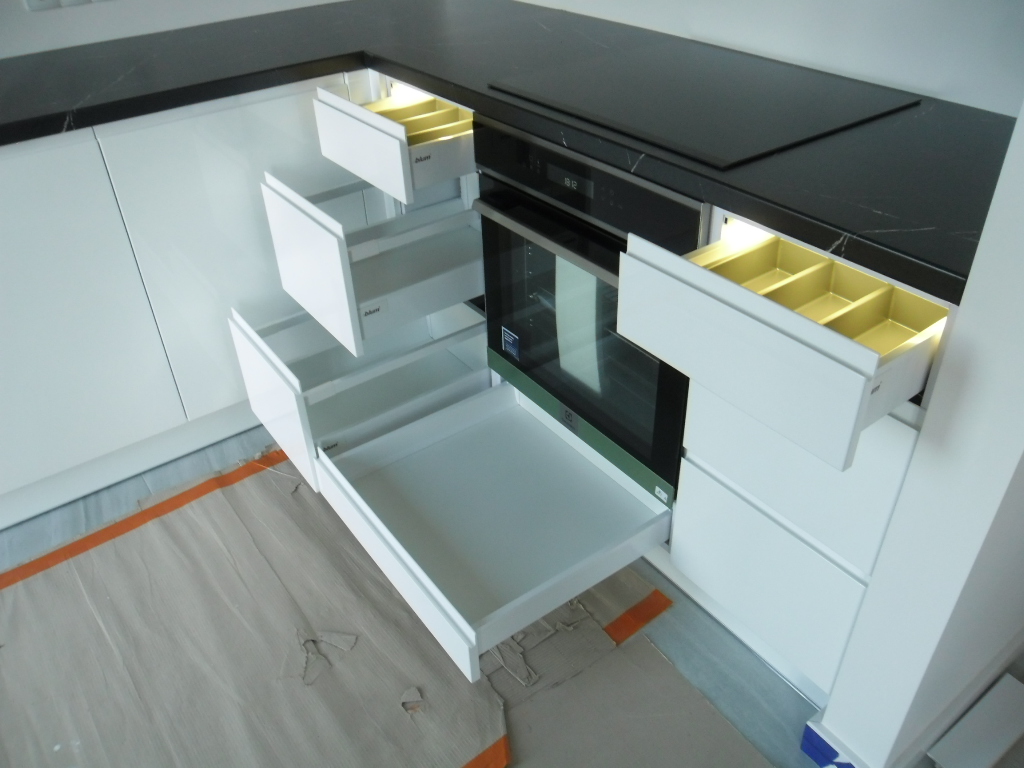 Otwarte szuflady z systemem BLUM