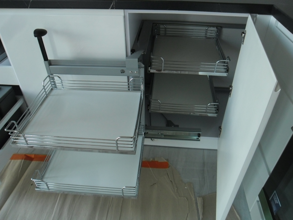 Rozwiązanie narożne z systemem cargo