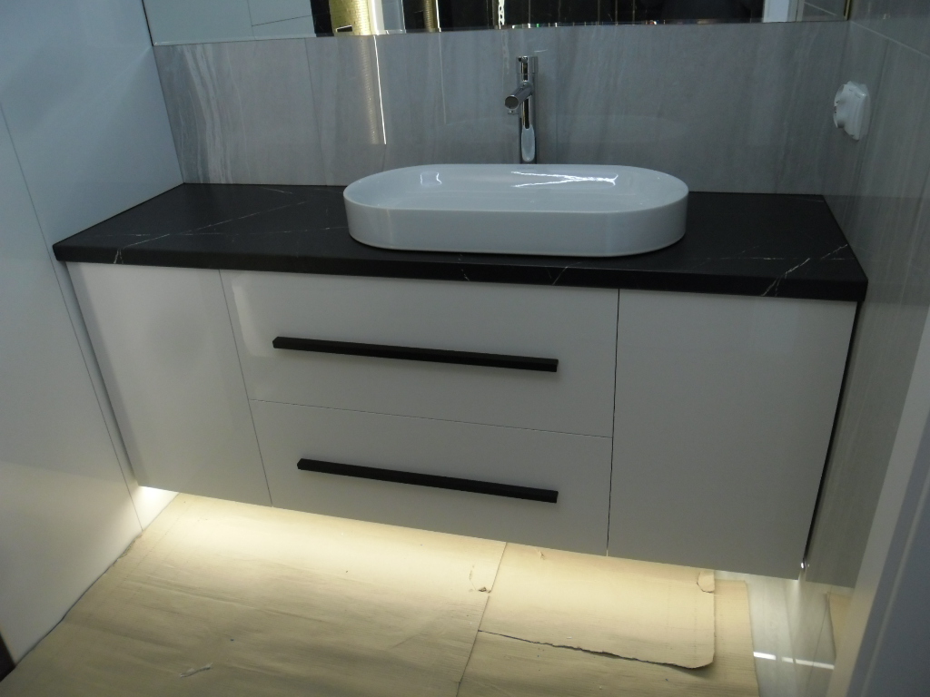 Elegancka szafka łazienkowa z umywalką nablatową