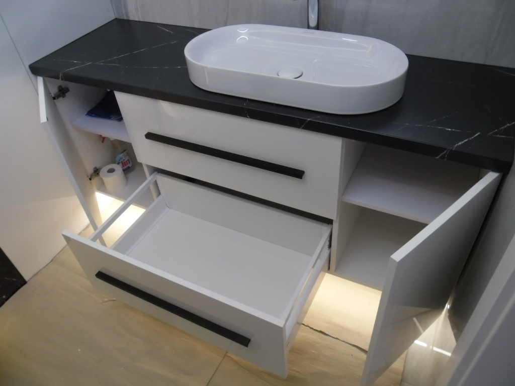 Otwarte szuflady i szafki łazienkowe z systemami BLUM