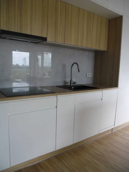 Kompaktowa kuchnia z półwyspą - zabudowa do sufitu