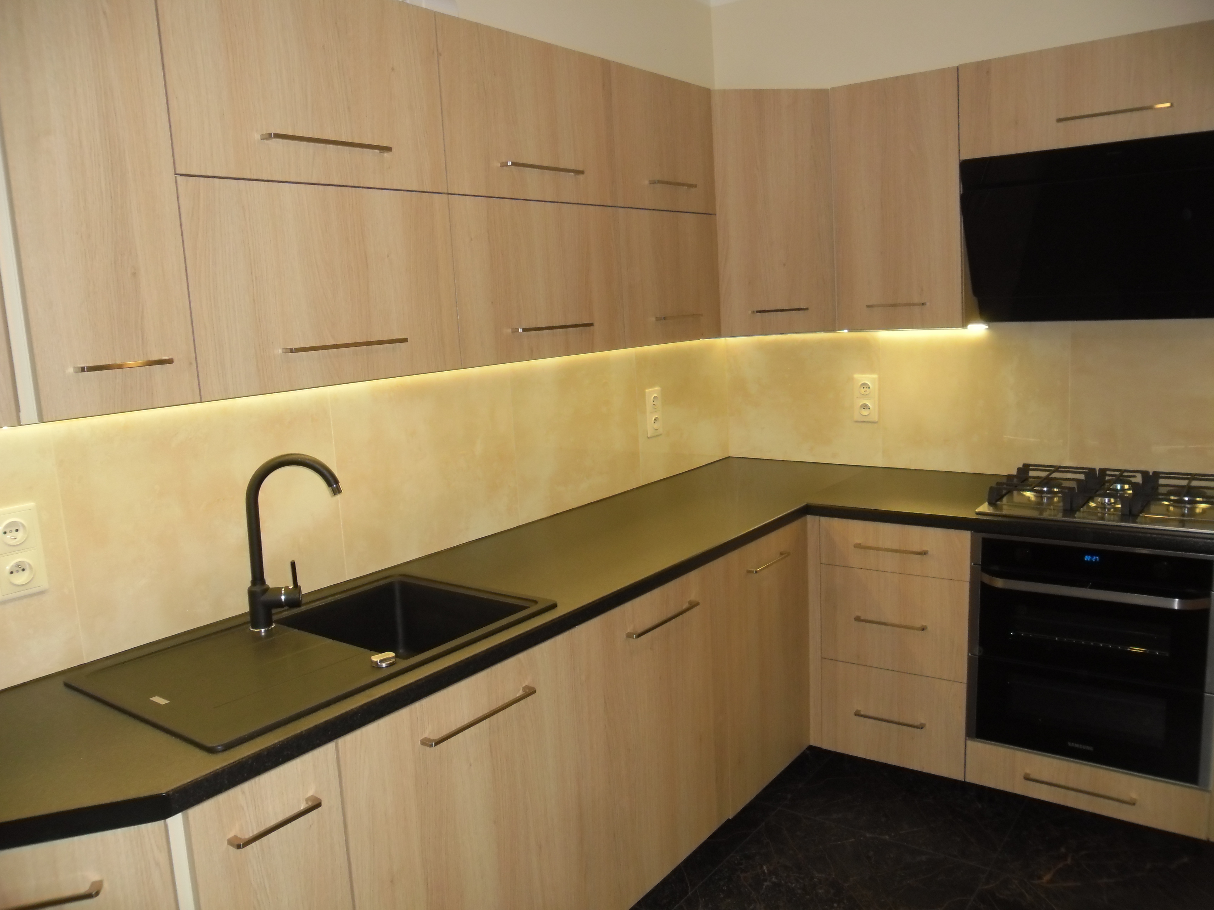 Przestronna kuchnia w ciepłych barwach drewna