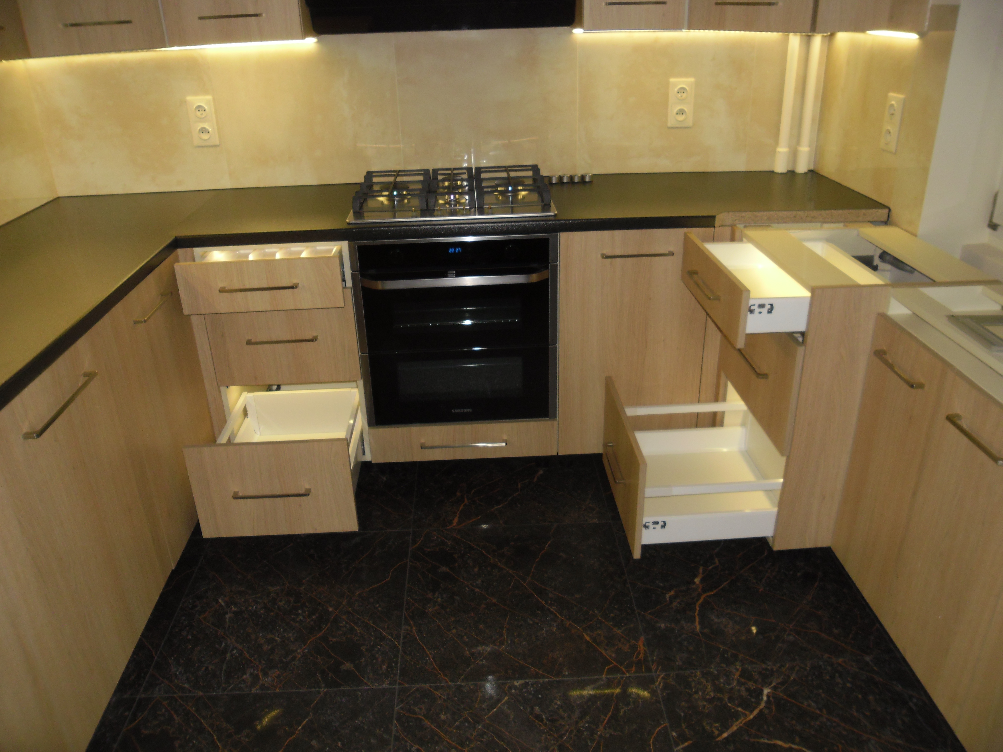 Otwarte szuflady z systemami BLUM i organizerami