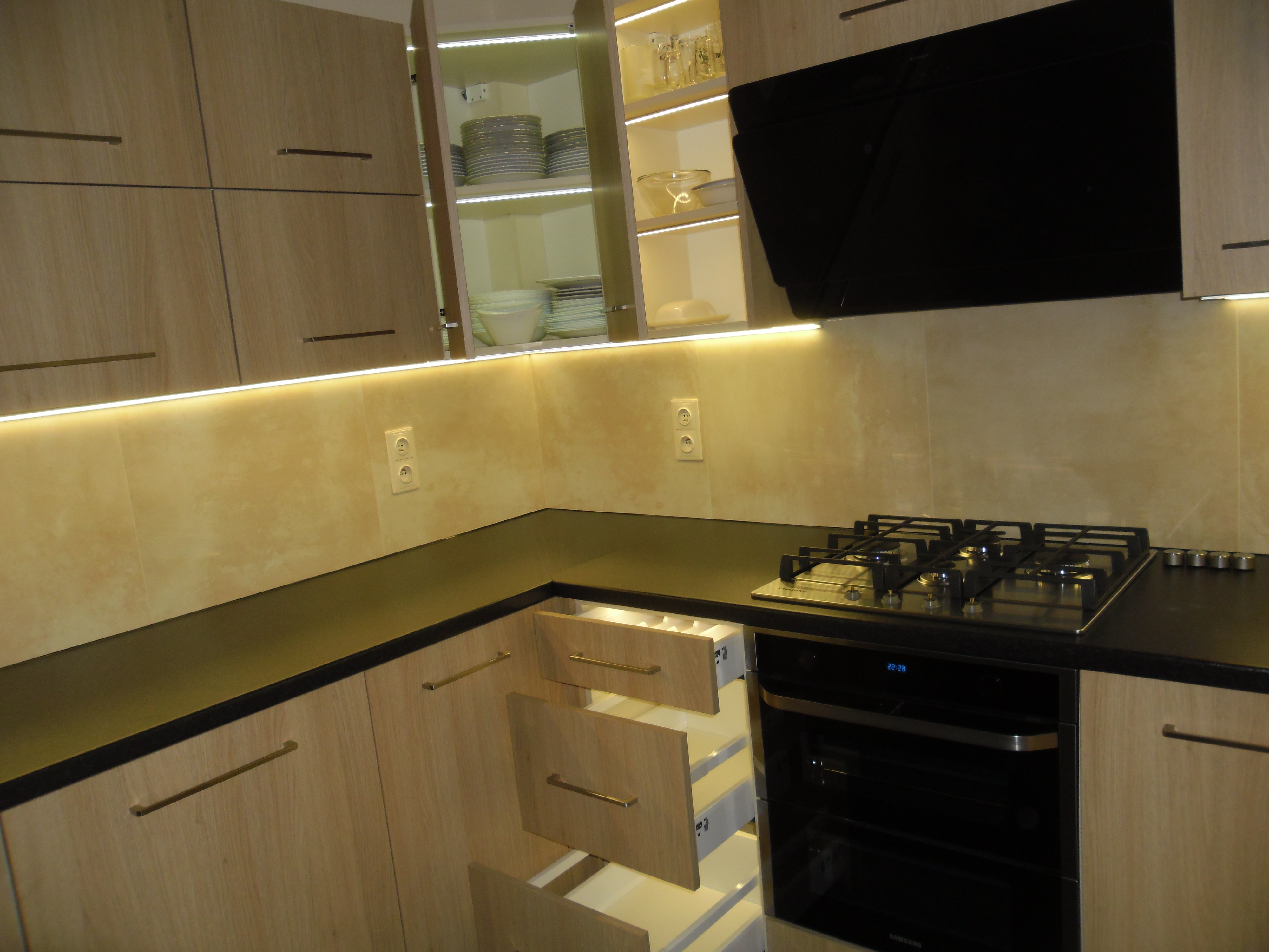 Otwarte szafki górne z oświetleniem LED i ekspozycją naczyń