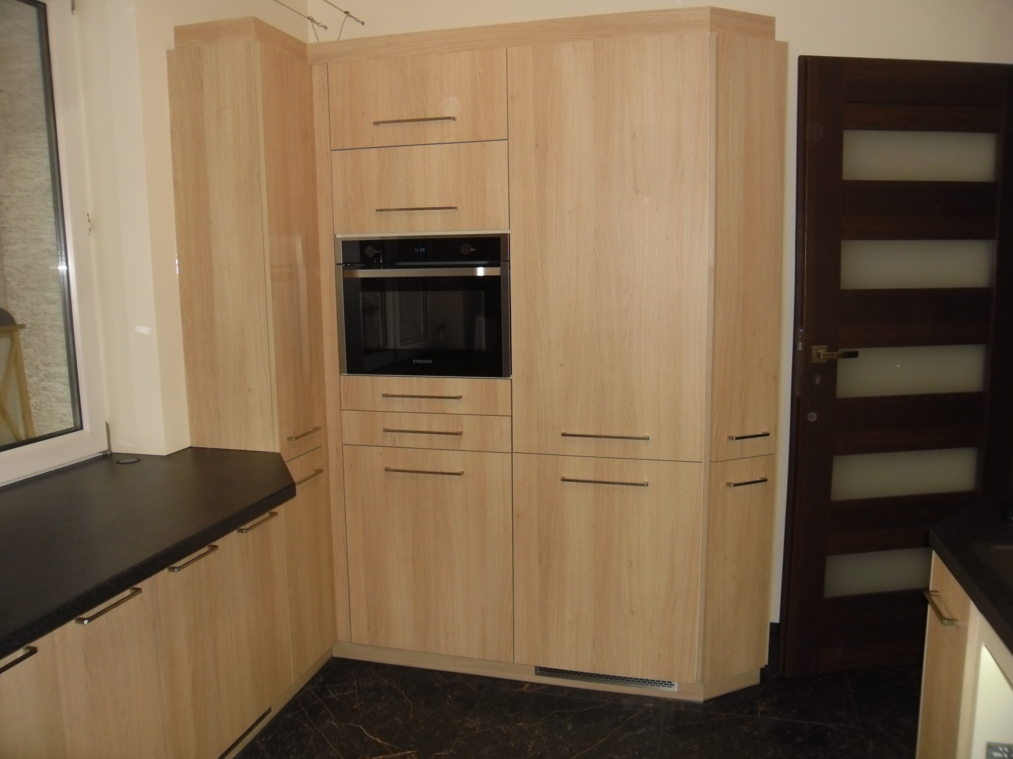 Słupek z zabudowaną mikrofalówką i piekarnikiem