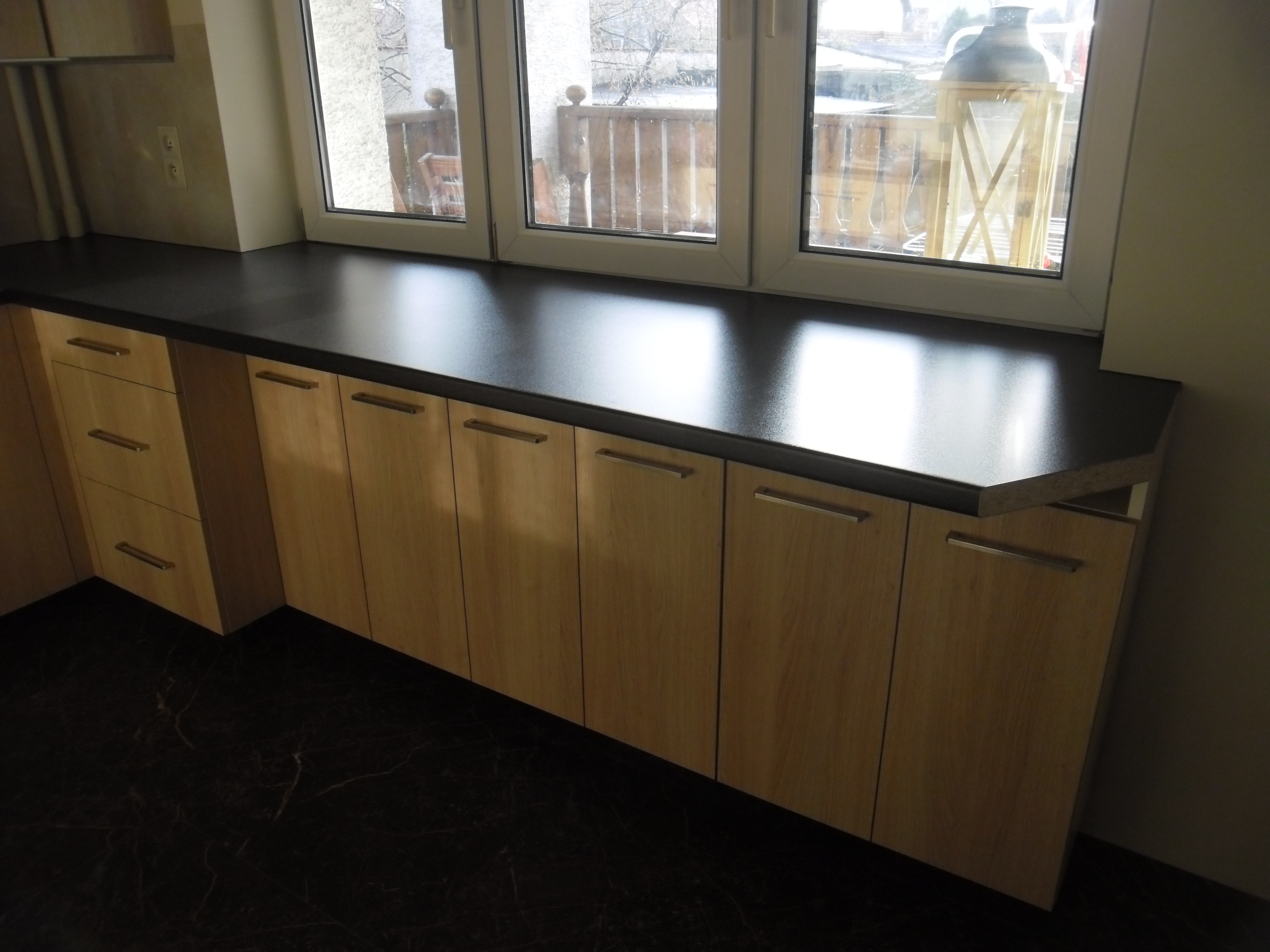 Zabudowa pod oknem z długim blatem roboczym