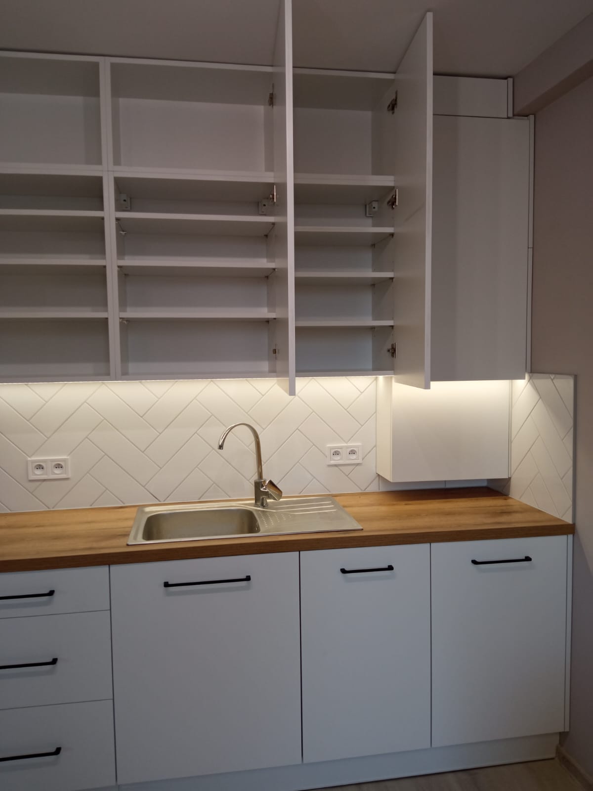 Otwarte szafki górne z regulowanymi półkami