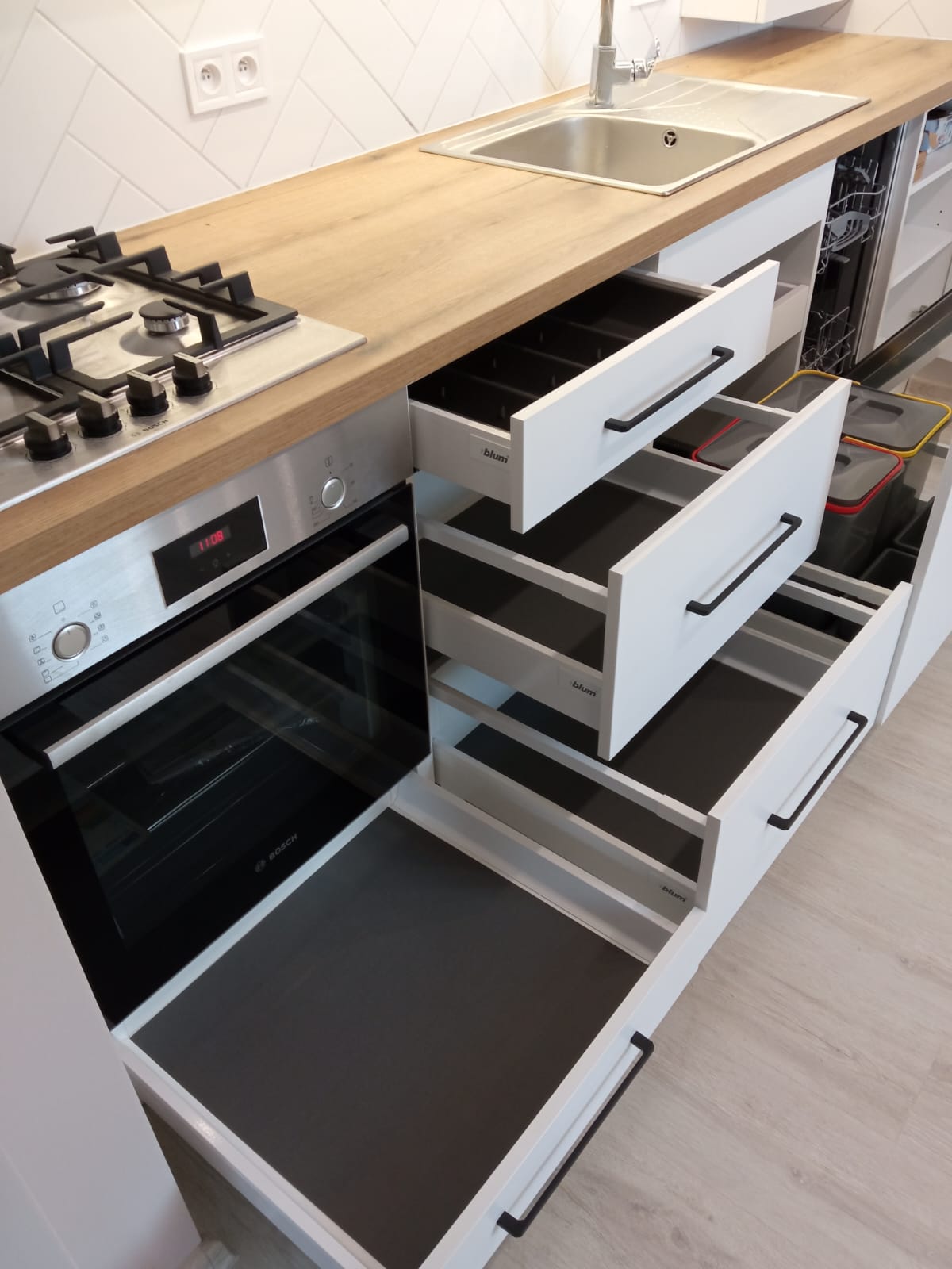 Kuchnia w układzie L z wykorzystaniem wnęki