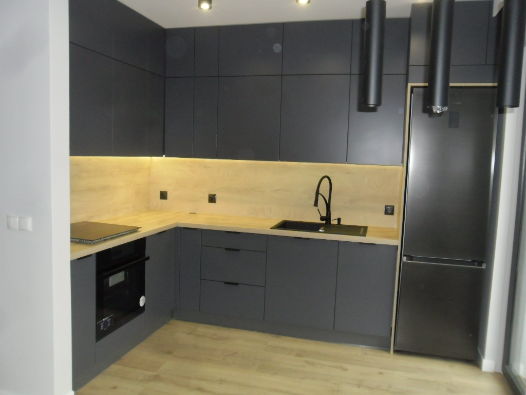 Nowoczesna grafitowa kuchnia z drewnianym blatem i oświetleniem LED