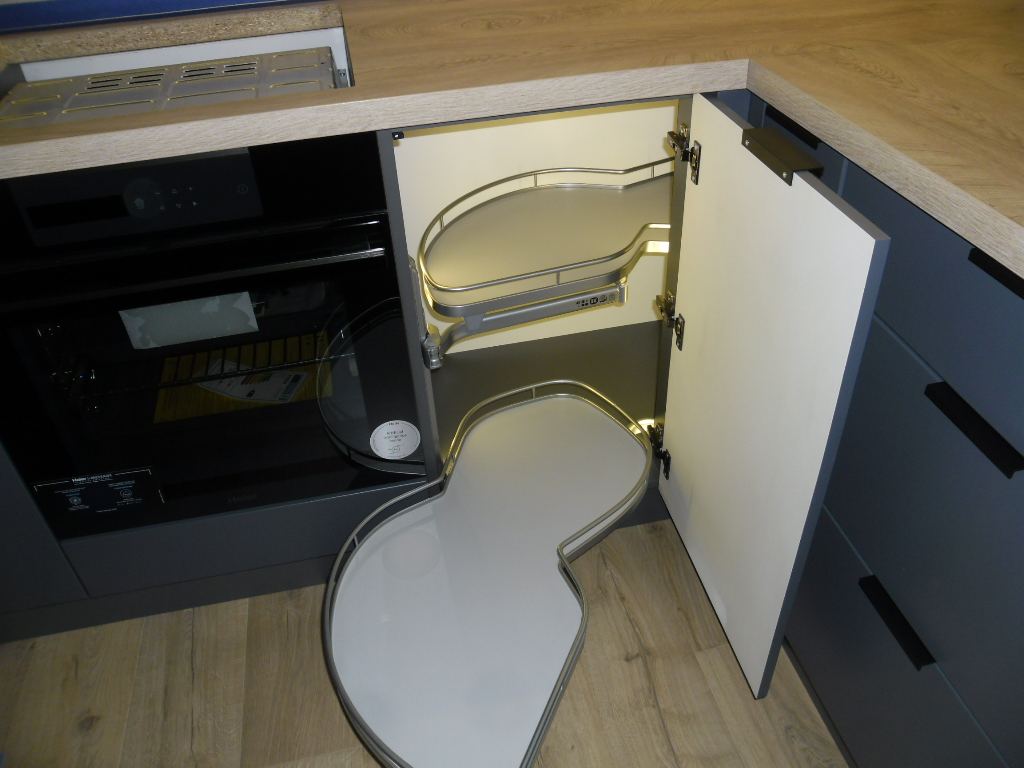 Otwarty system narożny z karuzelą BLUM - widok na mechanizm wyjazdowy